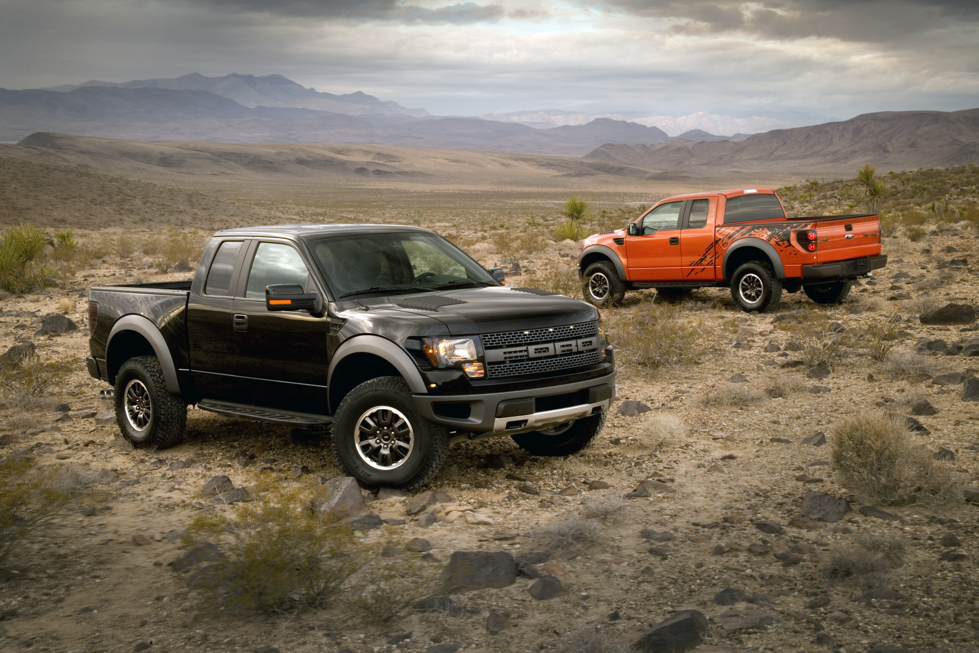 LAS VEGAS, Nov. 4, 2008 - The Ford F-150 SVT Raptor, Ford's new king of the off-road just found a best friend. The Ford F-150 SVT Raptor R, which features modified components, was developed by SVT and Ford Racing specifically to race in the Tecate SCORE Baja 1000 - one of the most grueling off-road races on the circuit. (11/04/2008)
